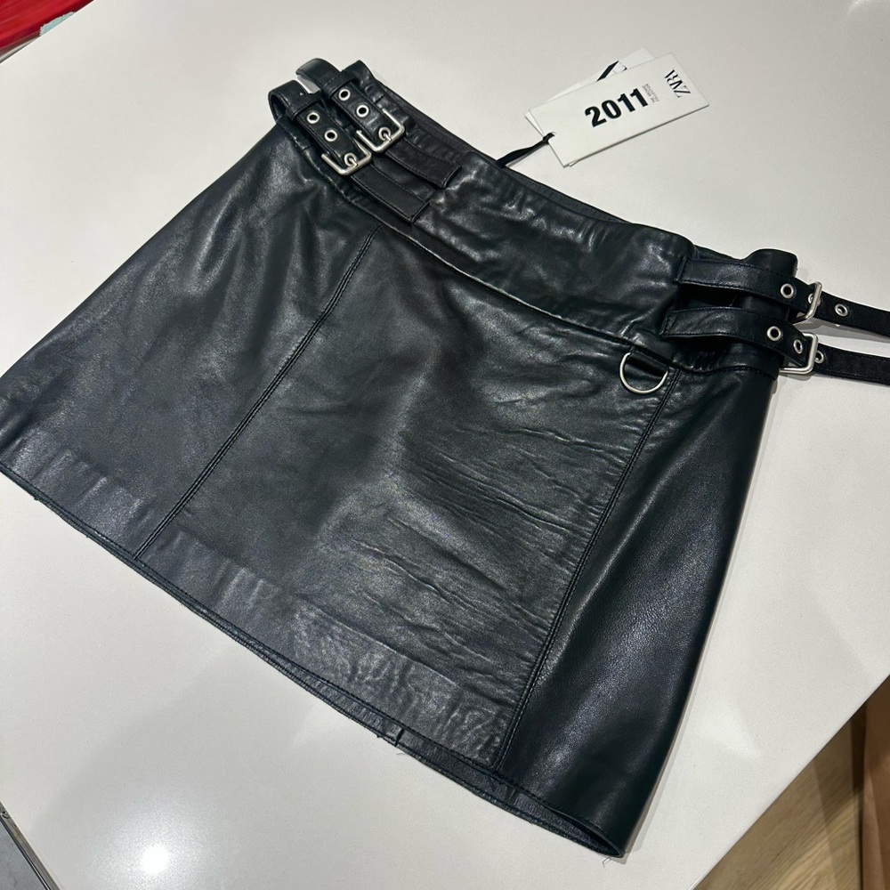 Real leather mini low rise skirt. Perfect condition - with tags on - new